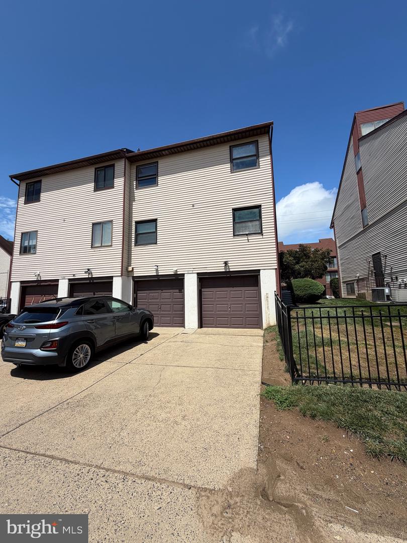 9525-00 James St #2b Property Photo 2