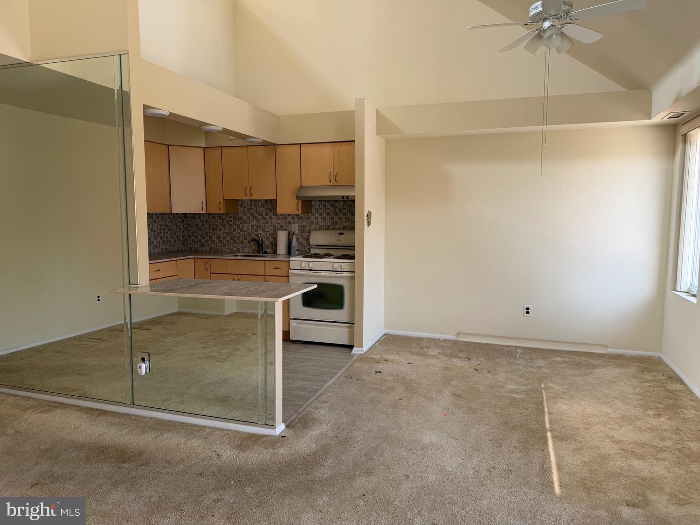 9525-00 James St #2b Property Photo 3