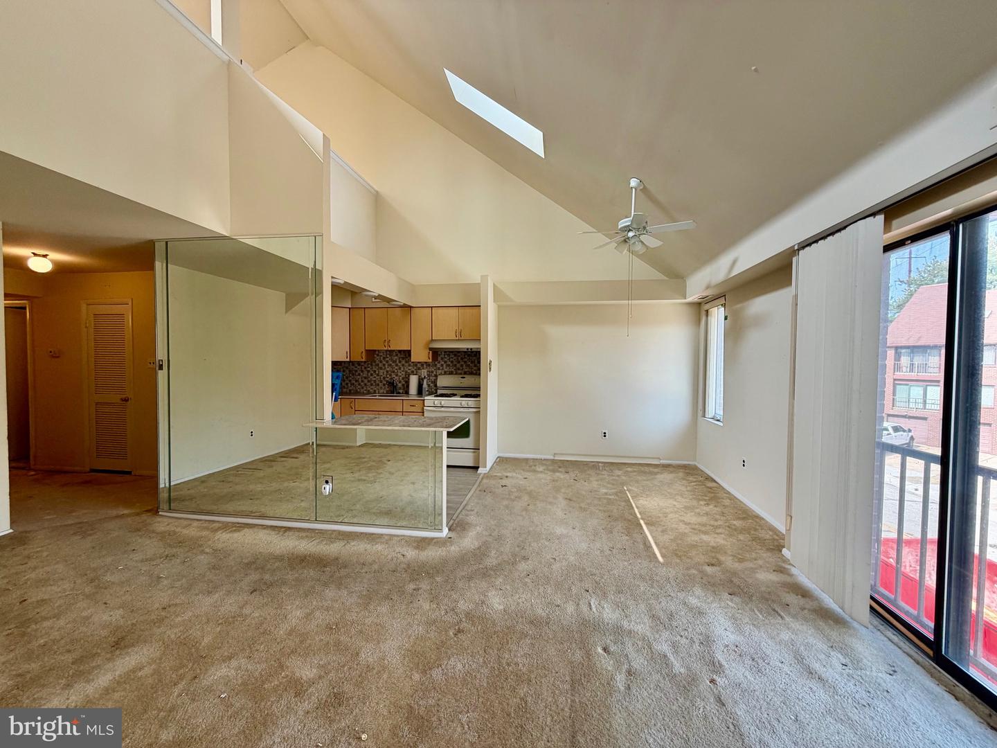 9525-00 James St #2b Property Photo 4