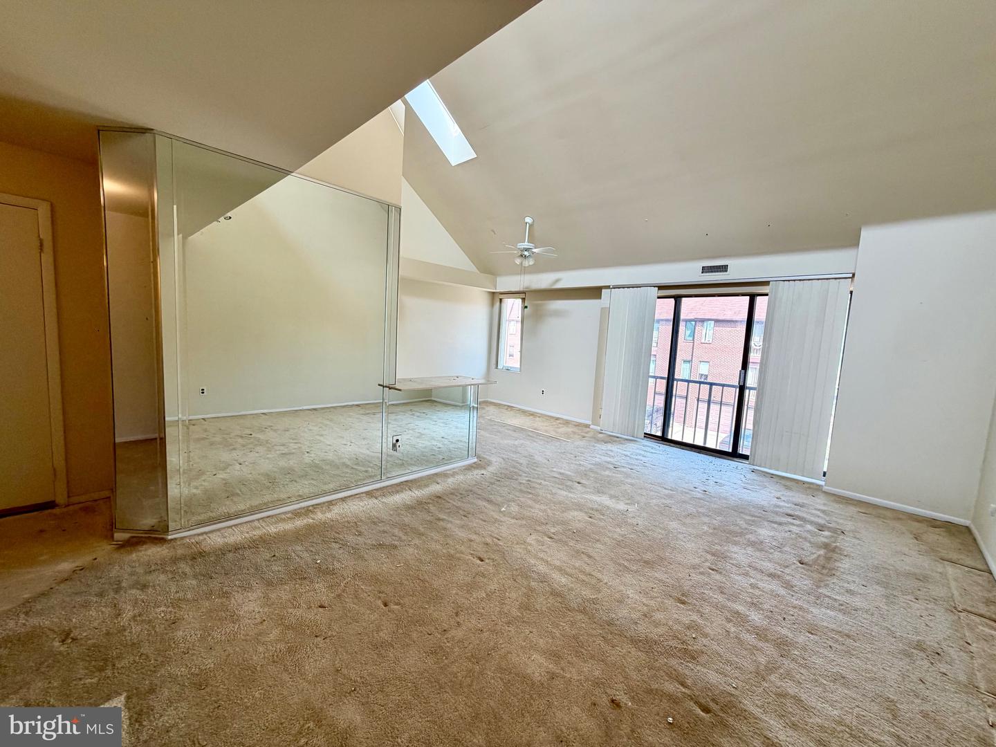 9525-00 James St #2b Property Photo 5