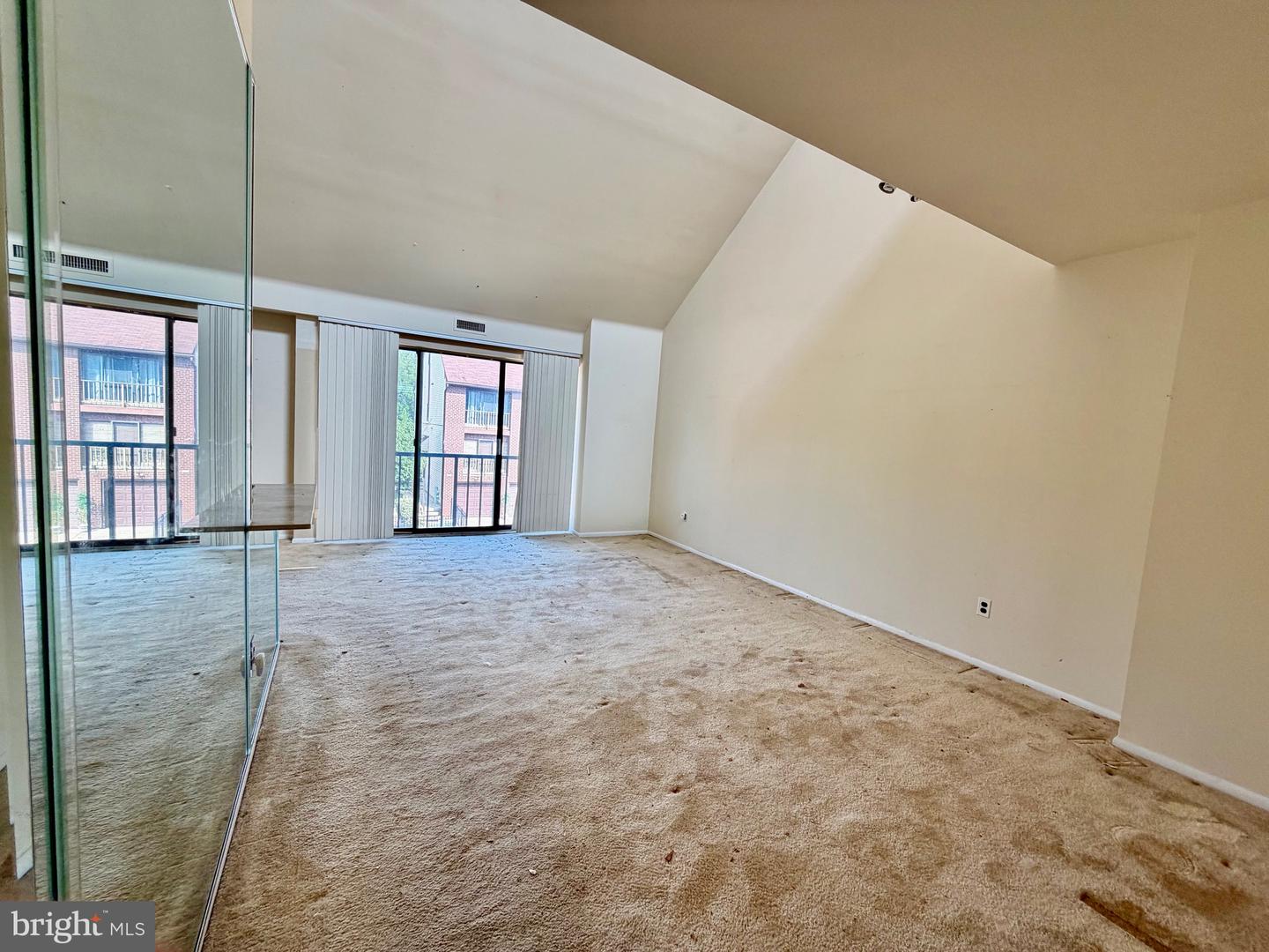 9525-00 James St #2b Property Photo 6