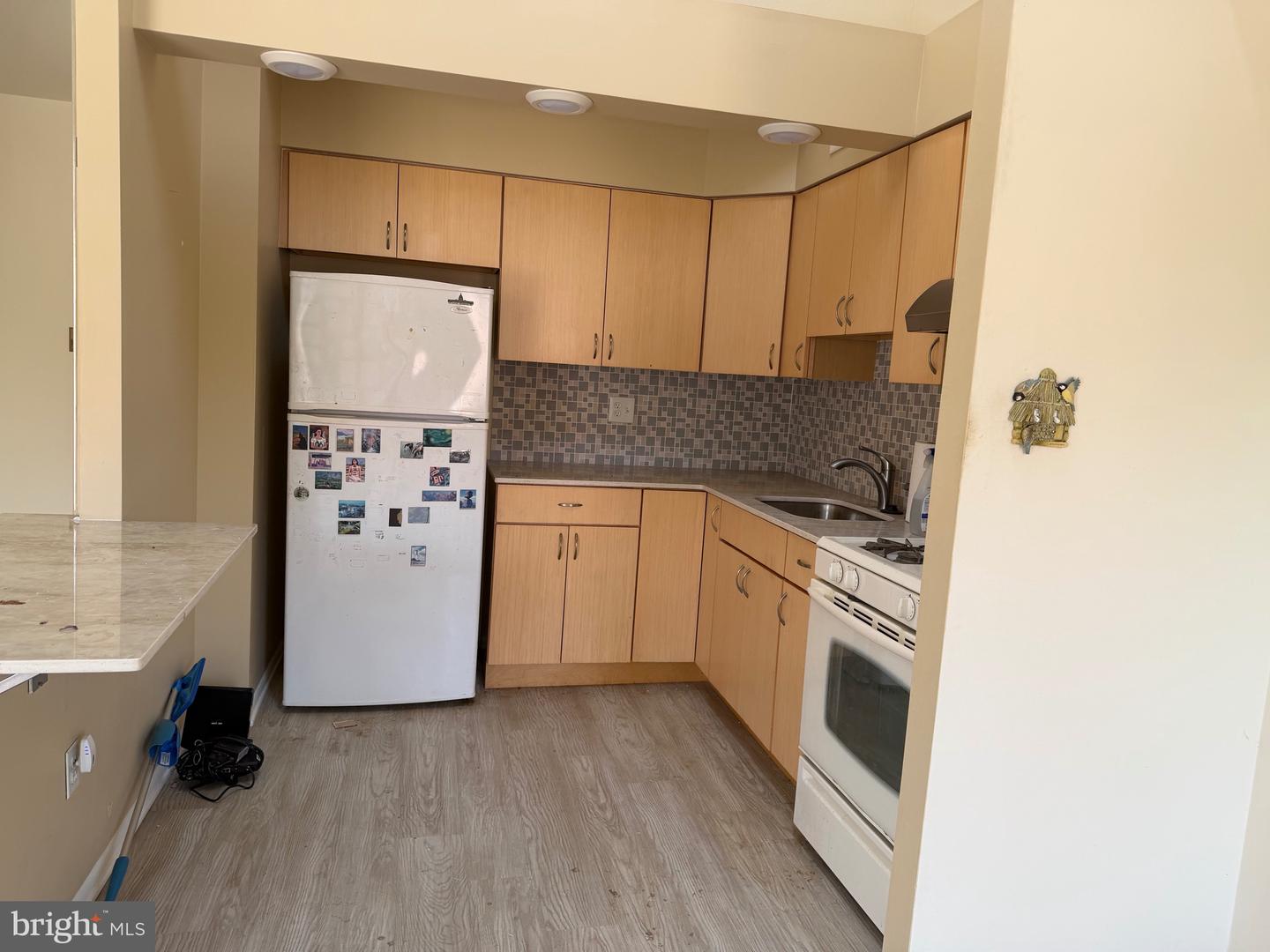 9525-00 James St #2b Property Photo 7