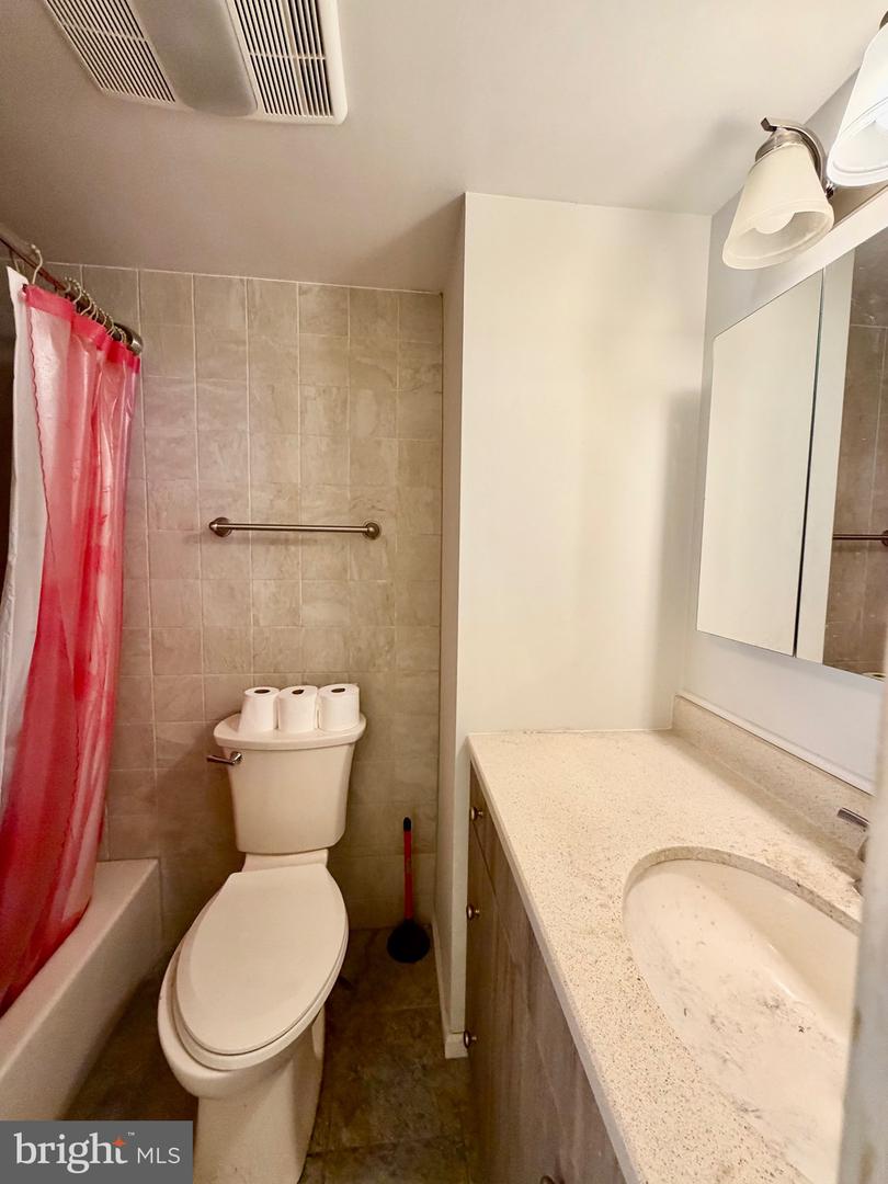 9525-00 James St #2b Property Photo 9