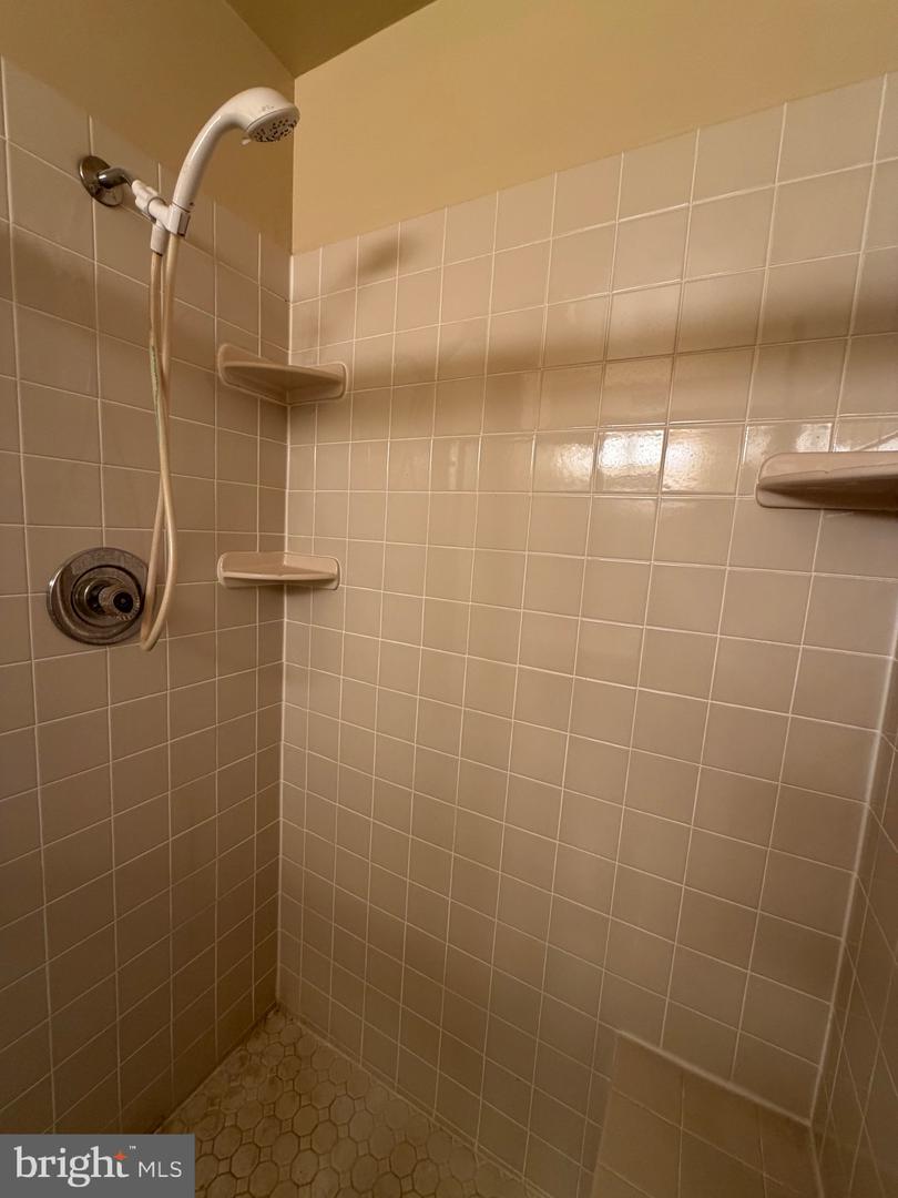 9525-00 James St #2b Property Photo 10