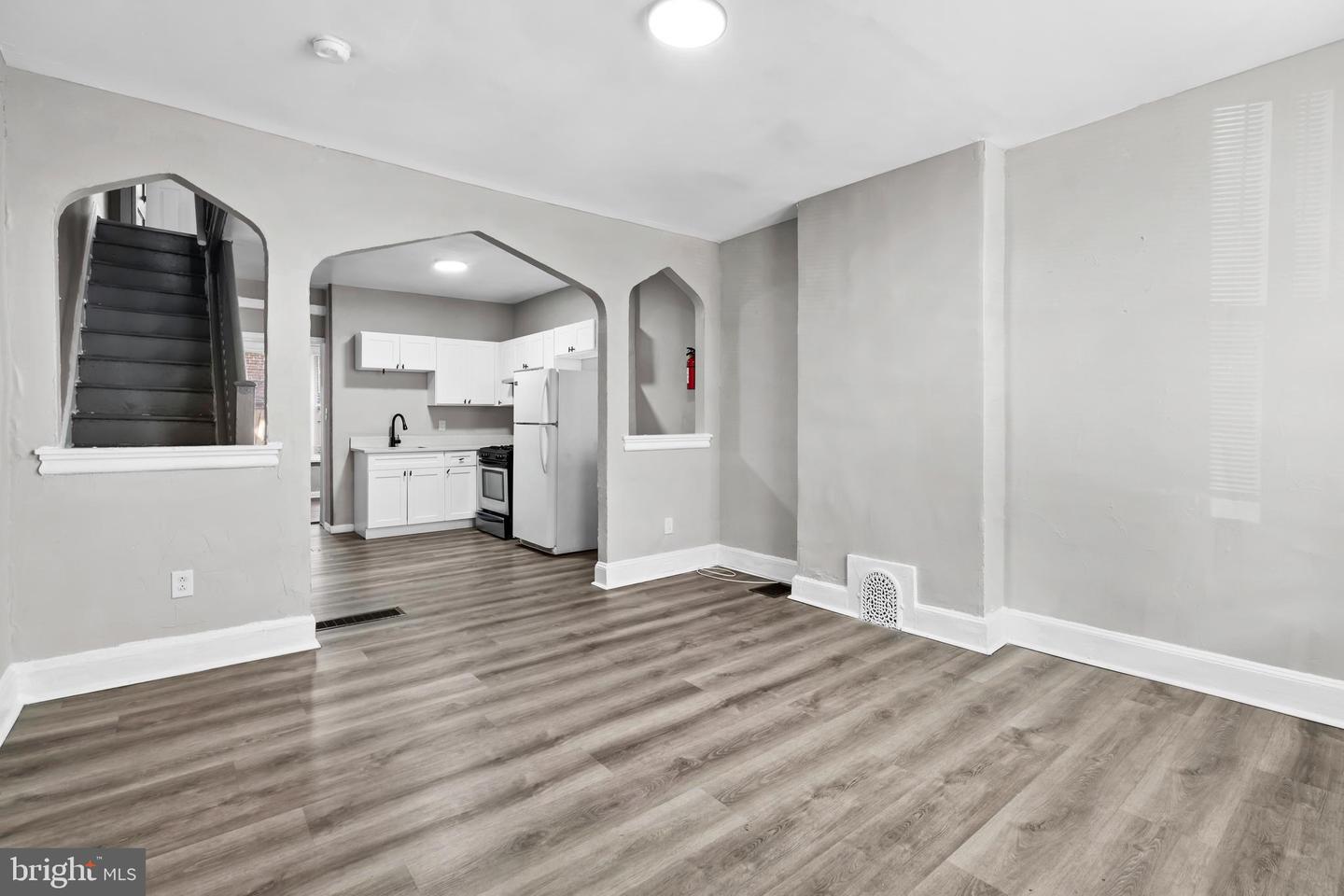 2511 W Oakdale St Property Photo 2
