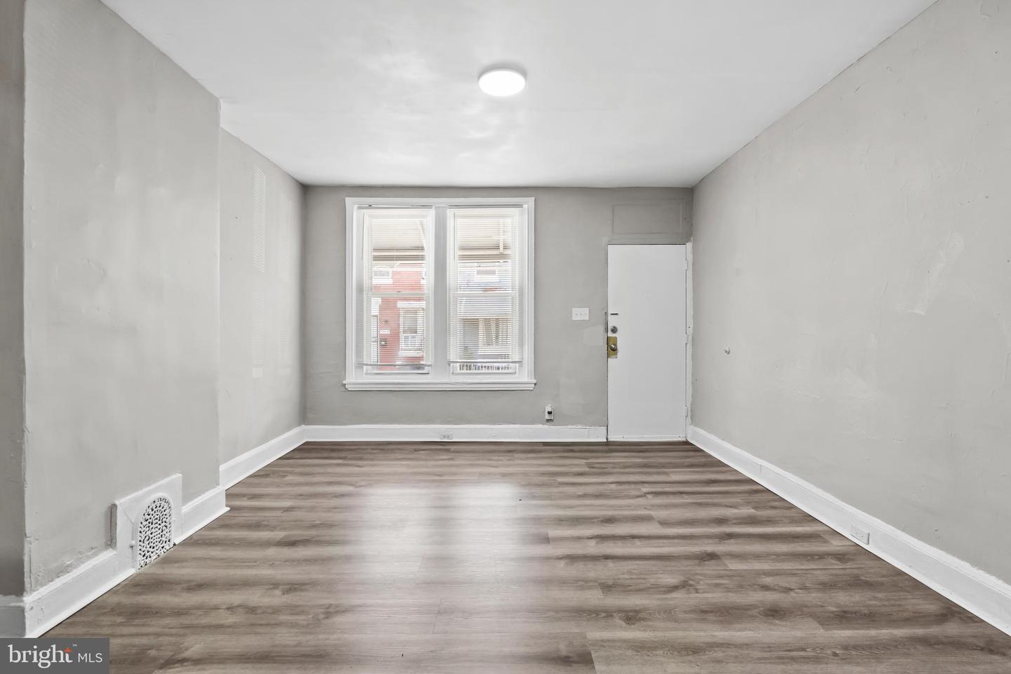 2511 W Oakdale St Property Photo 4