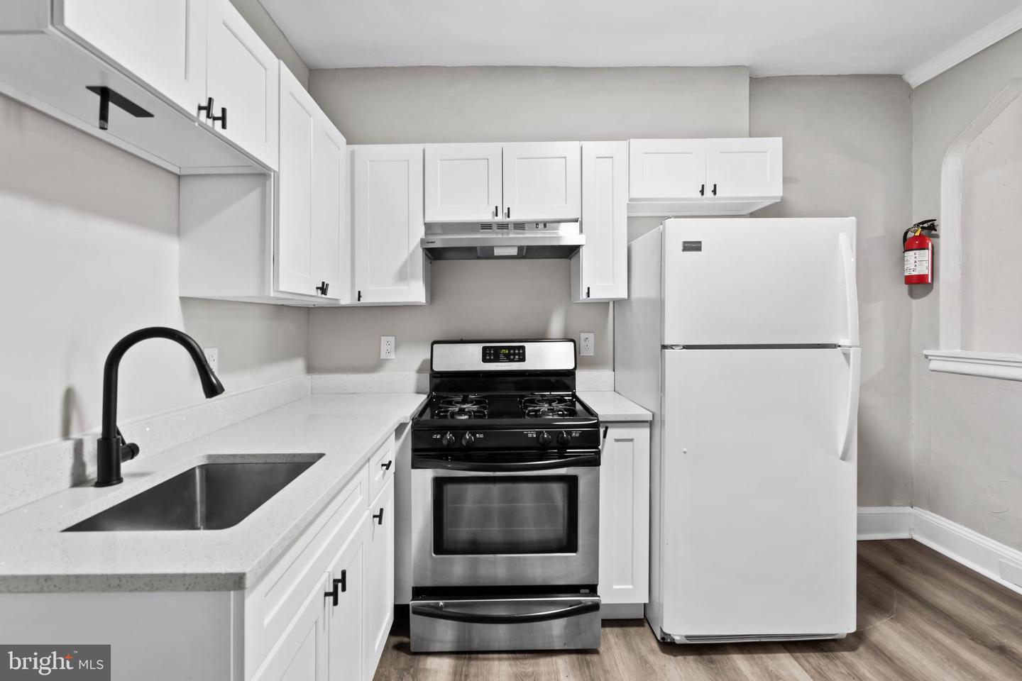 2511 W Oakdale St Property Photo 6