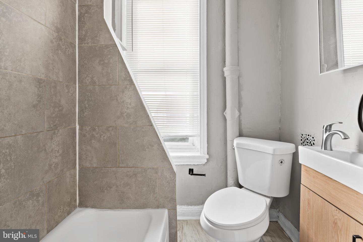 2511 W Oakdale St Property Photo 8