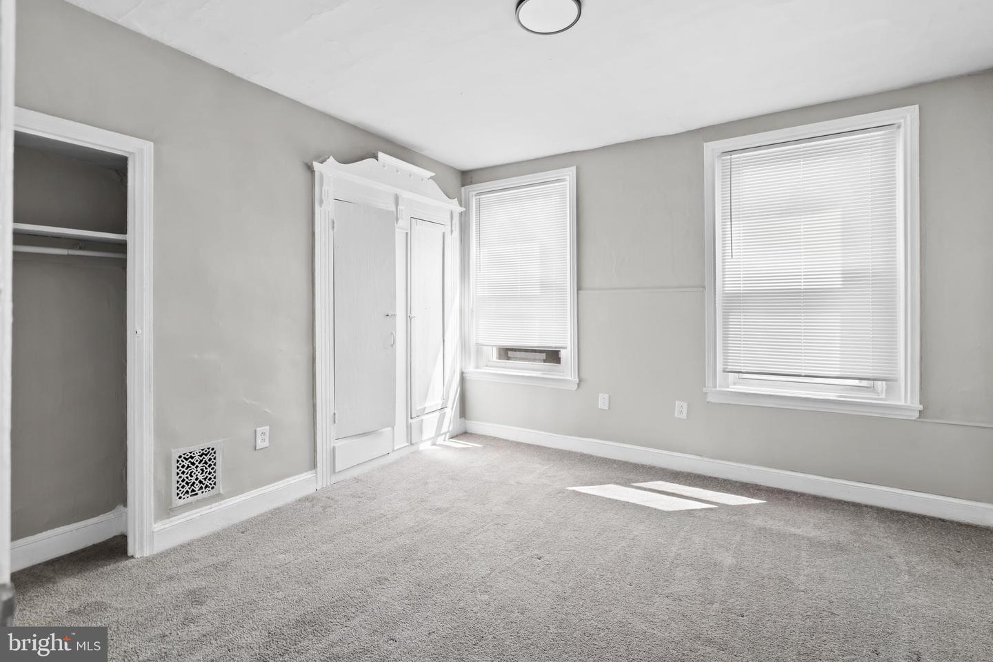 2511 W Oakdale St Property Photo 9