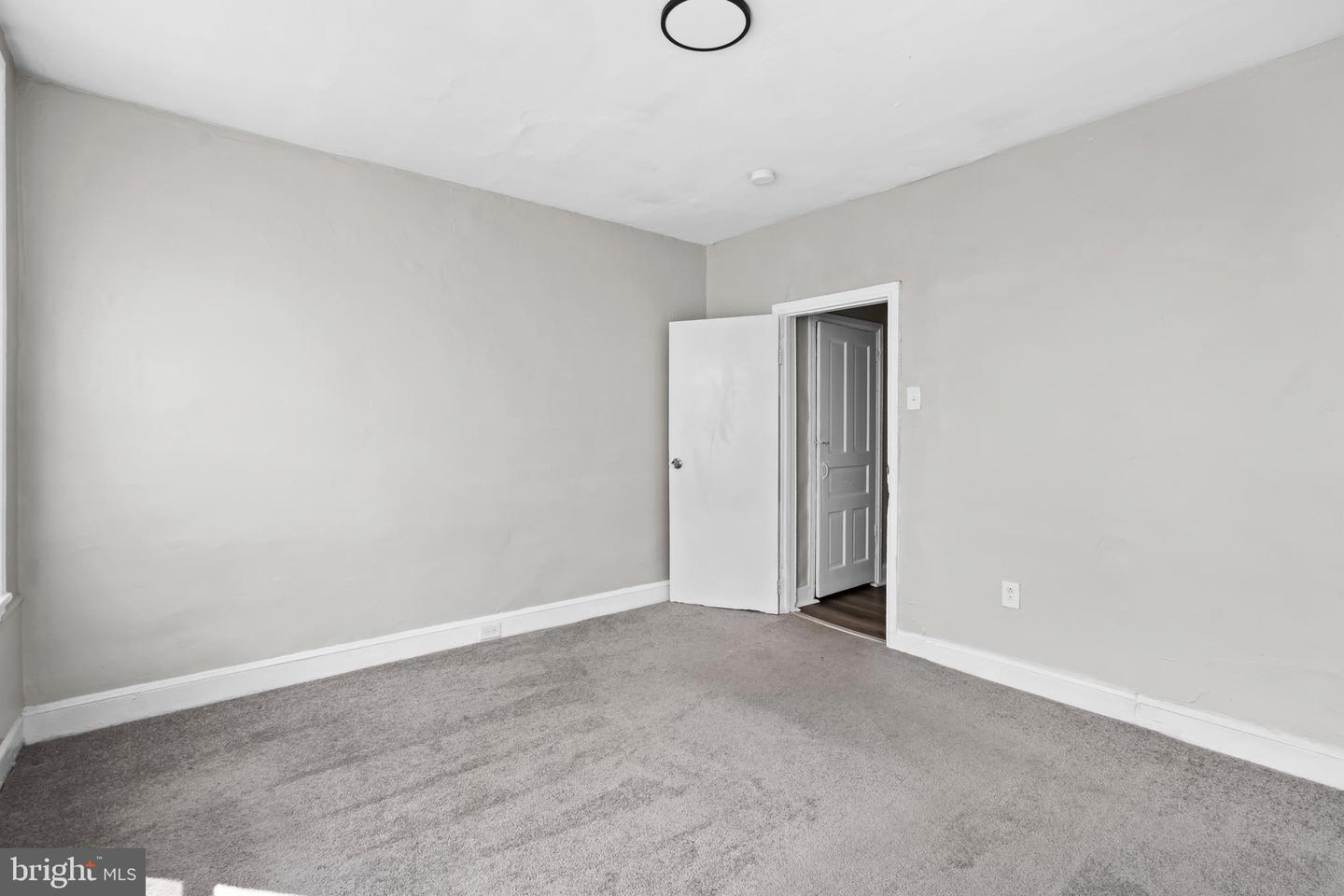 2511 W Oakdale St Property Photo 16