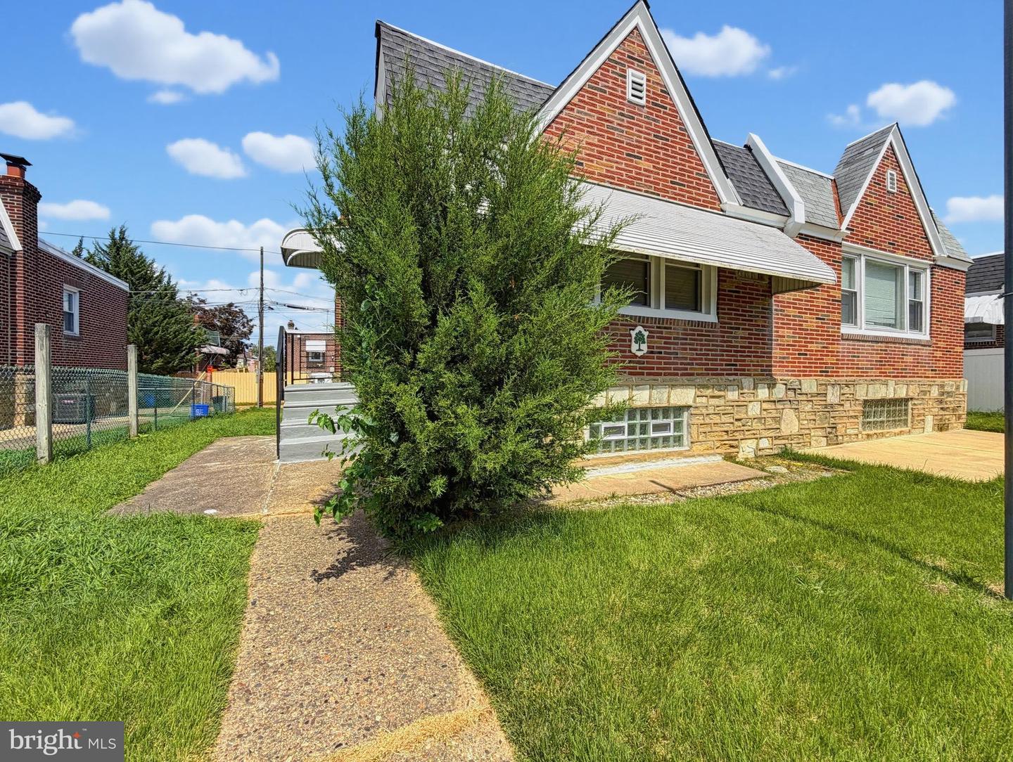 1705 Benson St Property Photo 4