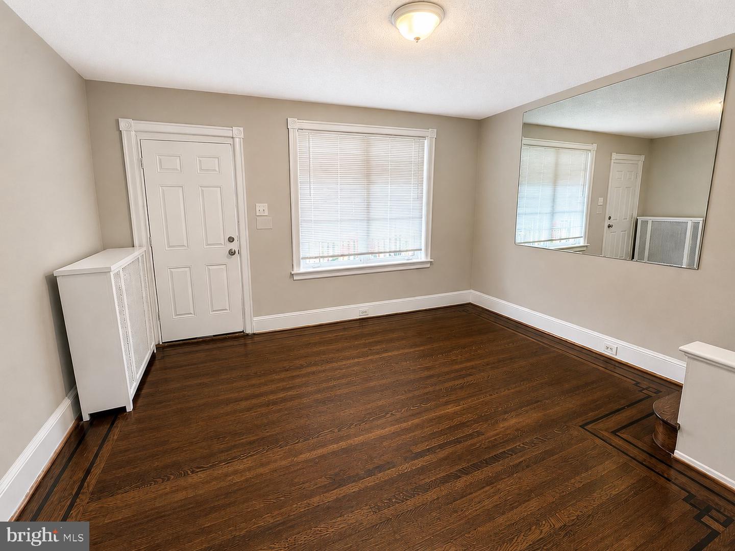 4067 Creston St Property Photo 2