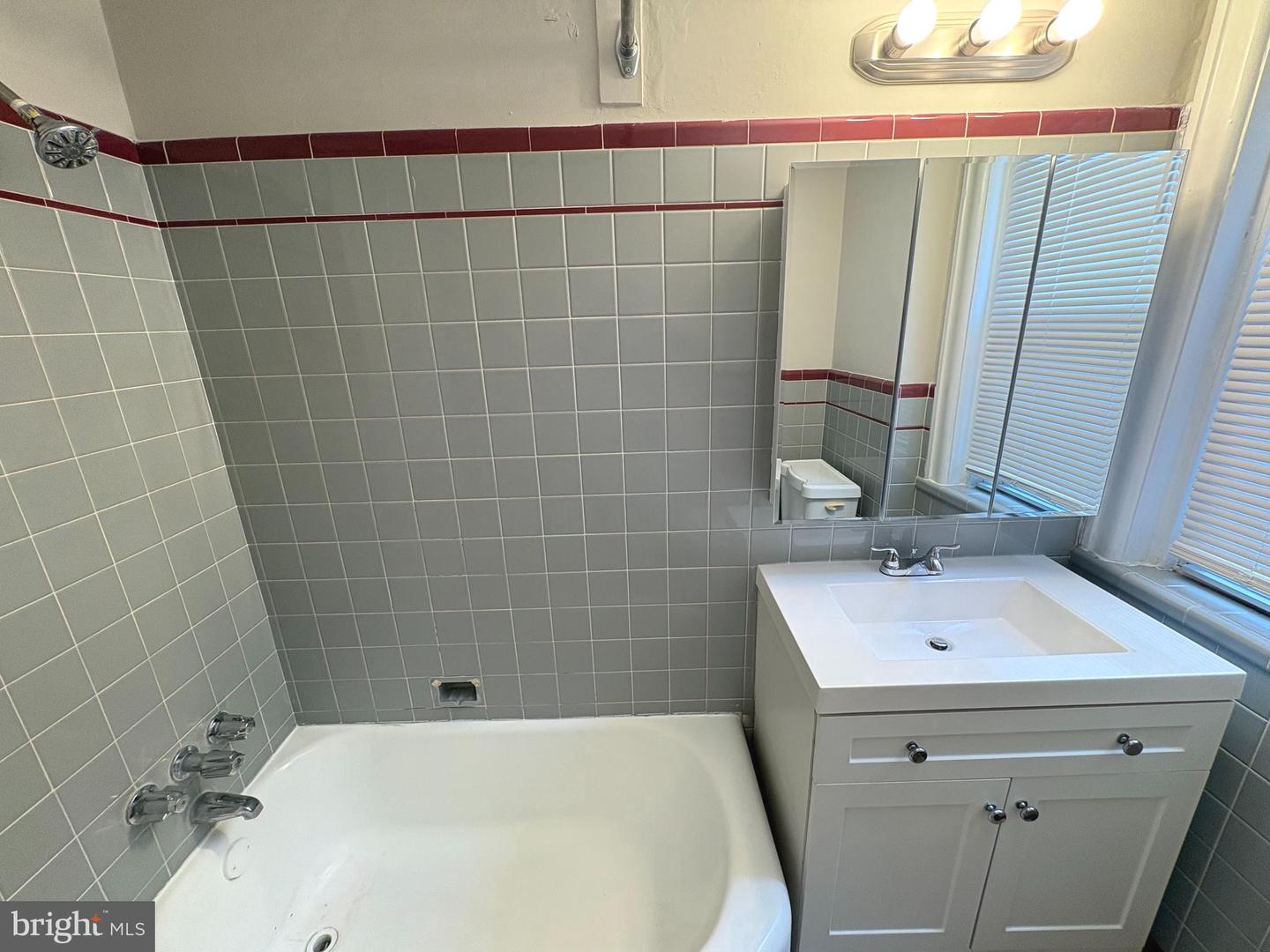 4067 Creston St Property Photo 15