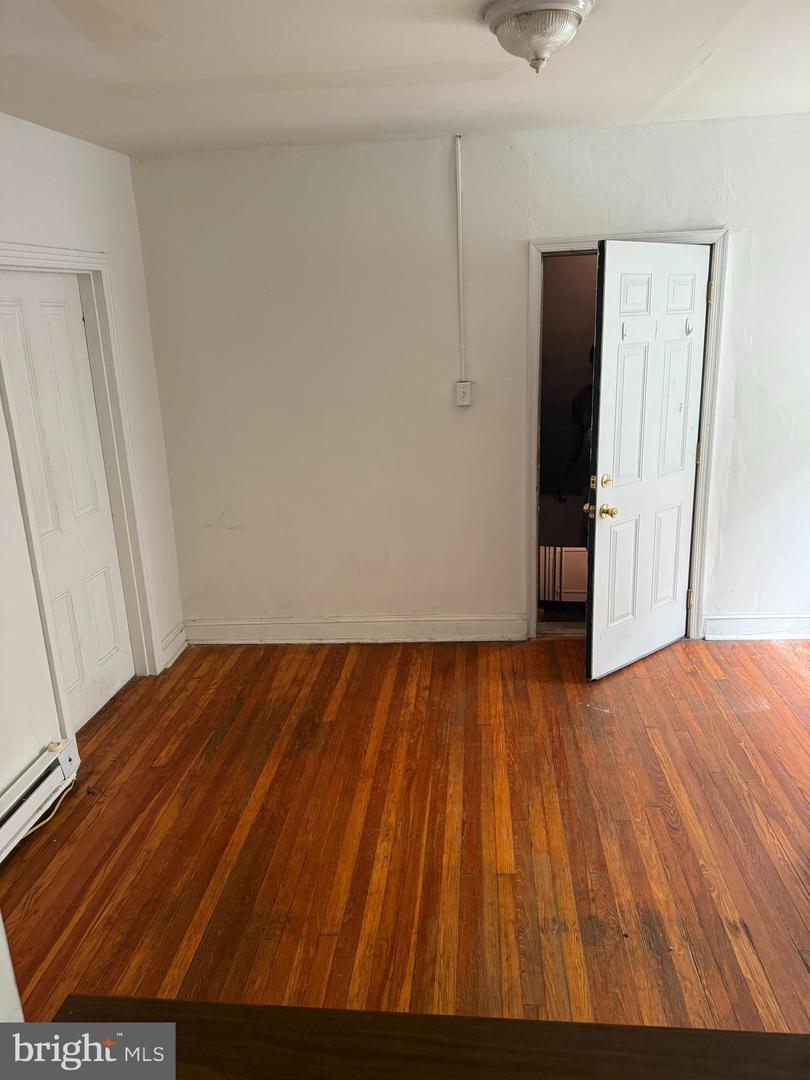534-36 W Girard Ave #2 Property Photo 2