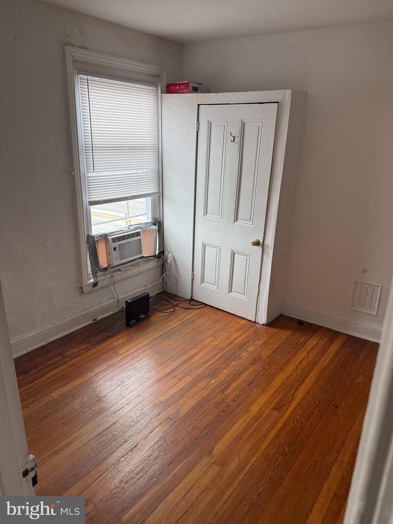 534-36 W Girard Ave #2 Property Photo 4