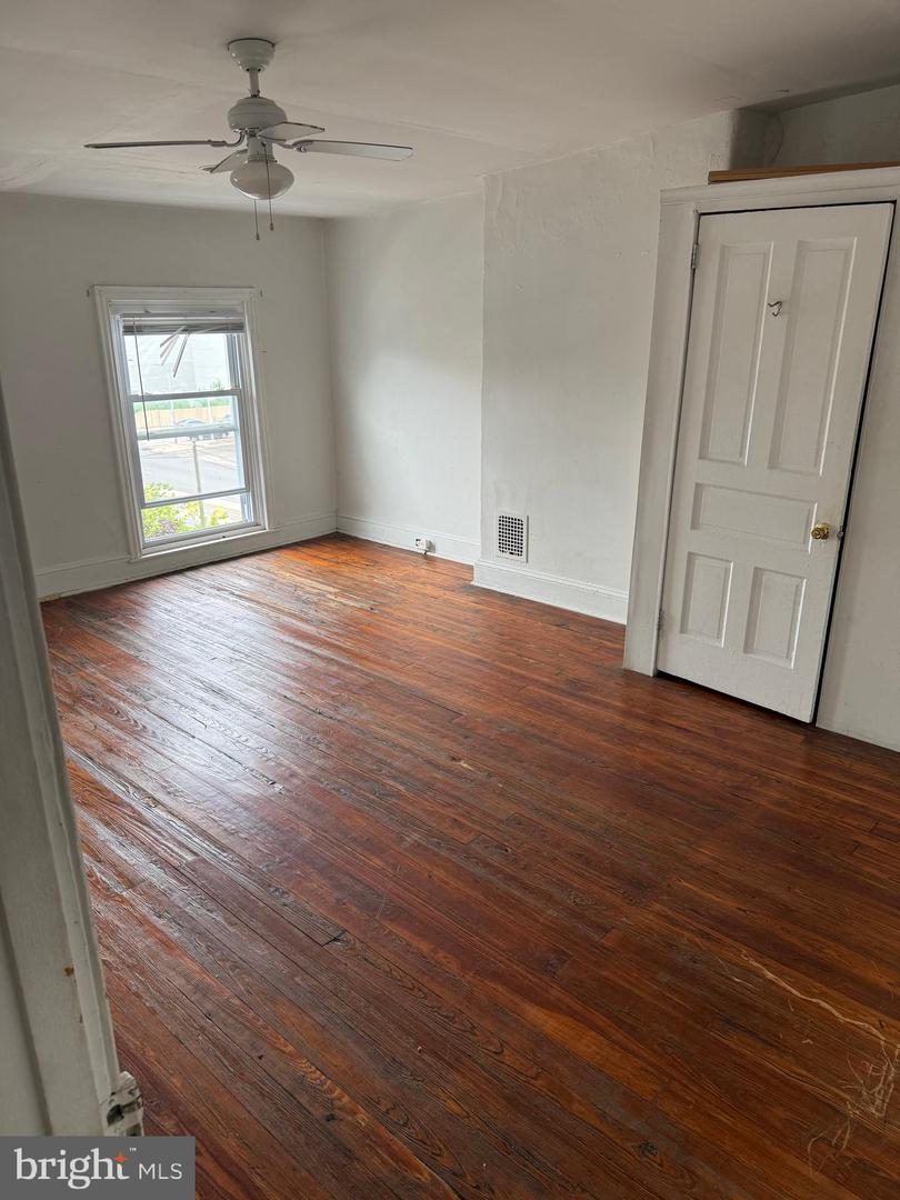 534-36 W Girard Ave #2 Property Photo 6