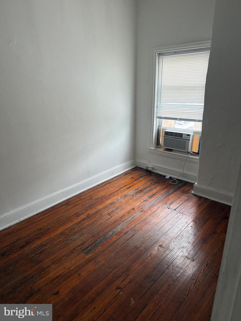 534-36 W Girard Ave #2 Property Photo 7