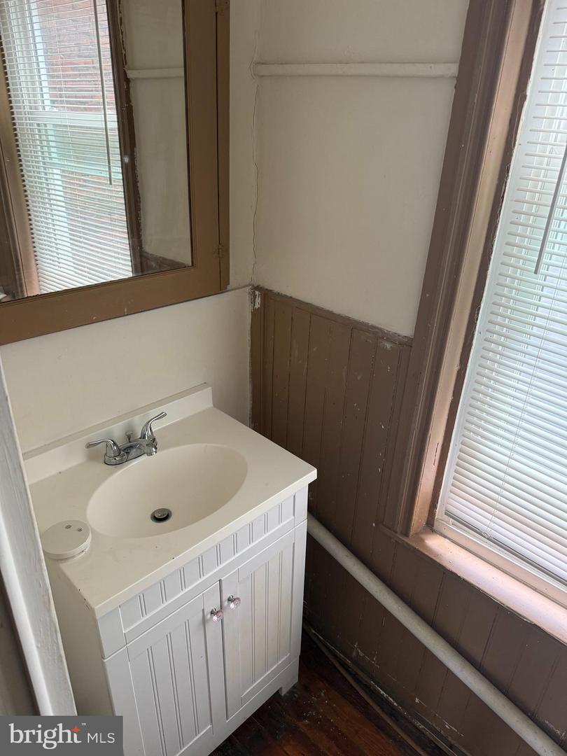 534-36 W Girard Ave #2 Property Photo 10