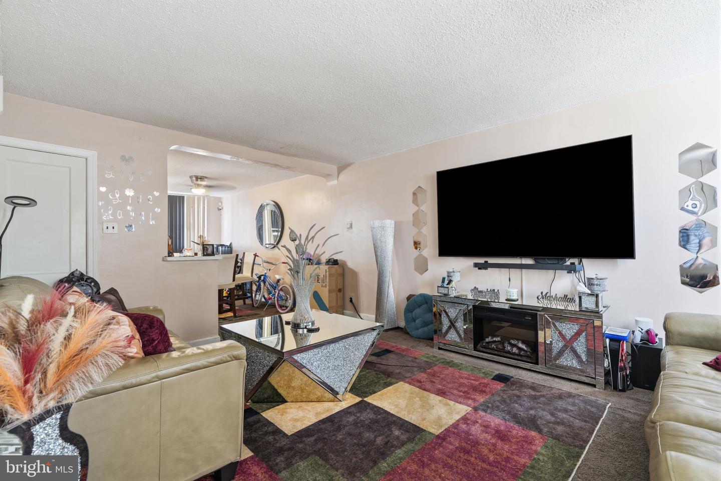 5440 Tackawanna St Property Photo 4