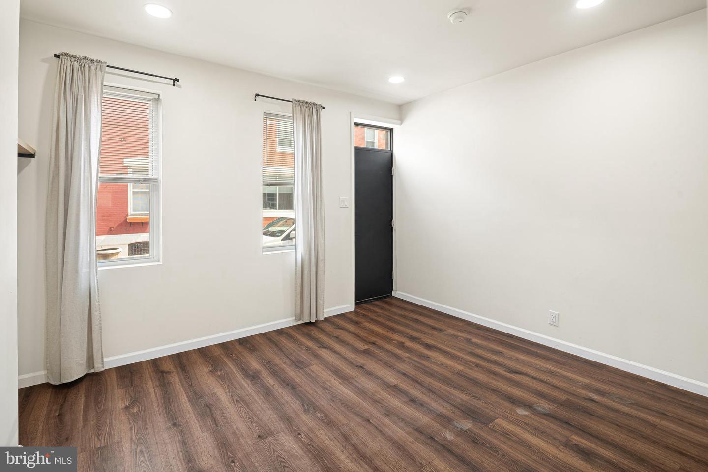 246 Watkins St Property Photo 3