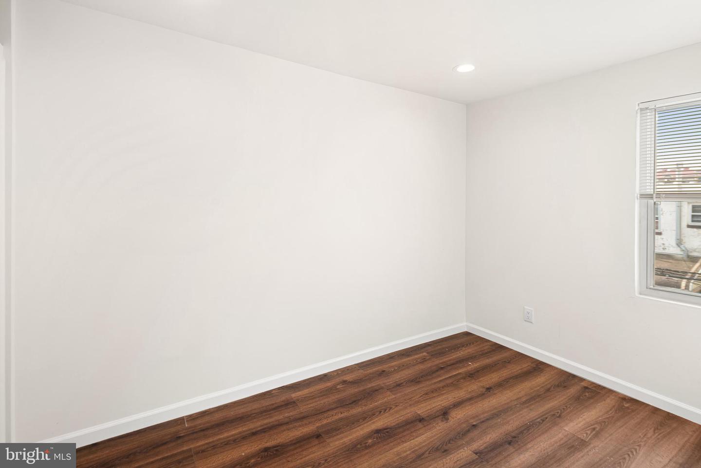 246 Watkins St Property Photo 12