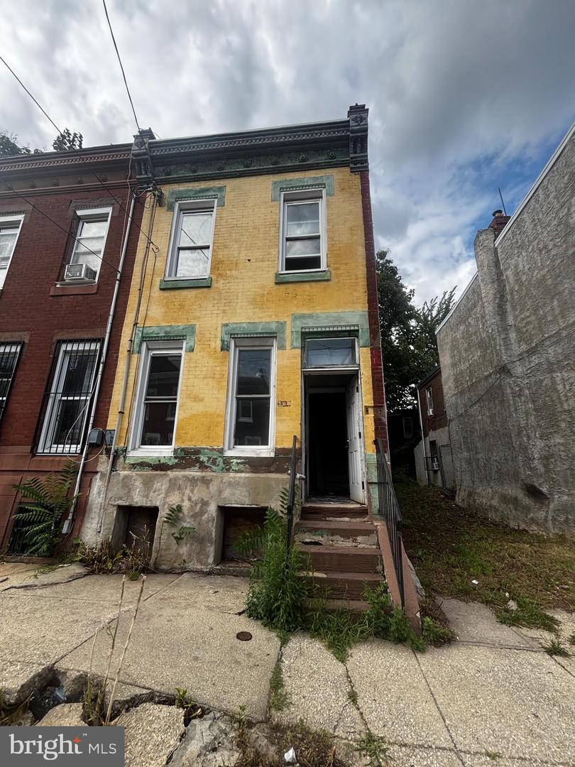 911 W Huntingdon St Property Photo 1