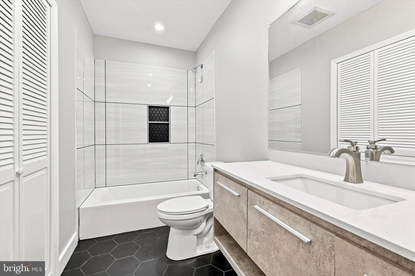 2649 E Clearfield St #unit A (1st Floor) Property Photo 7