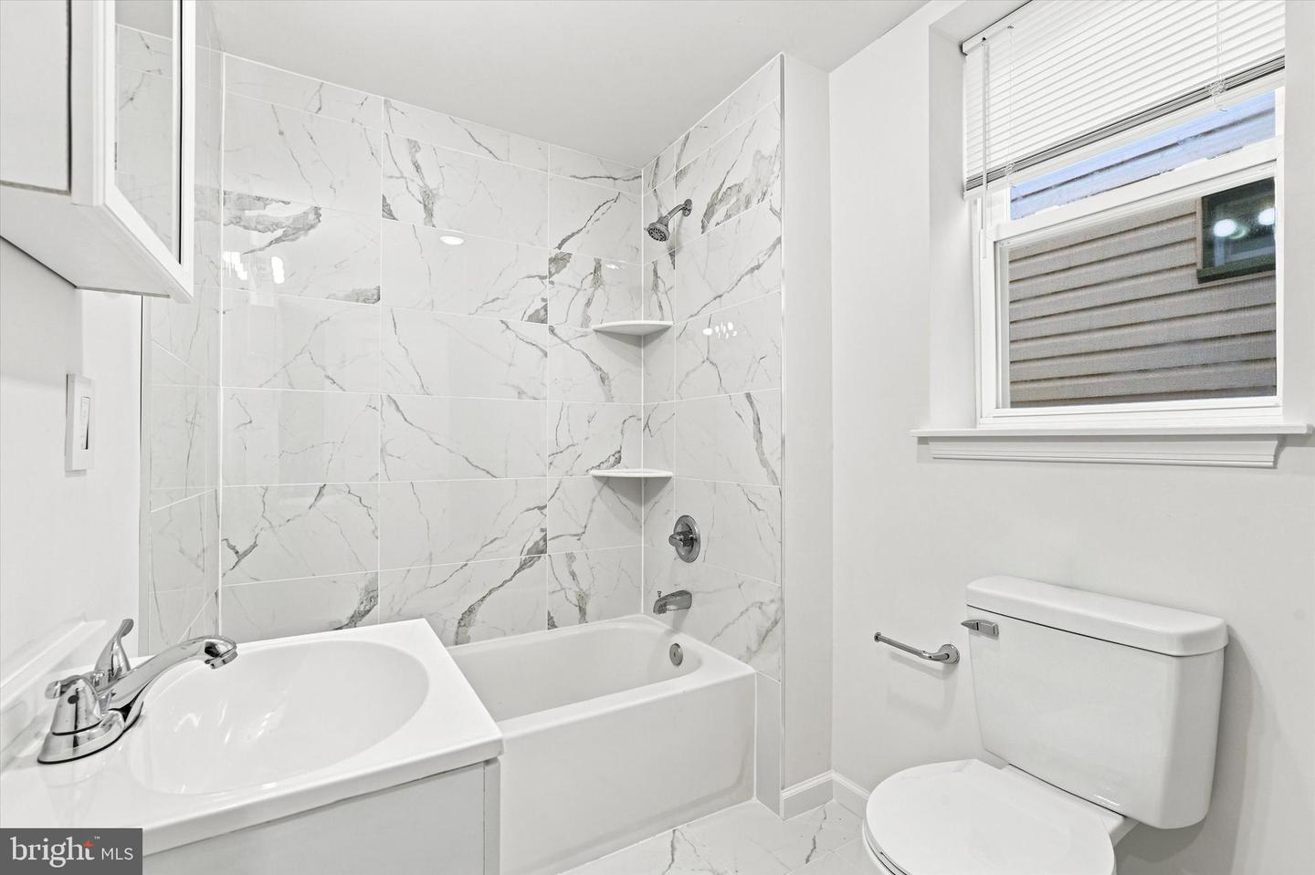 3238 N Woodstock St Property Photo 10