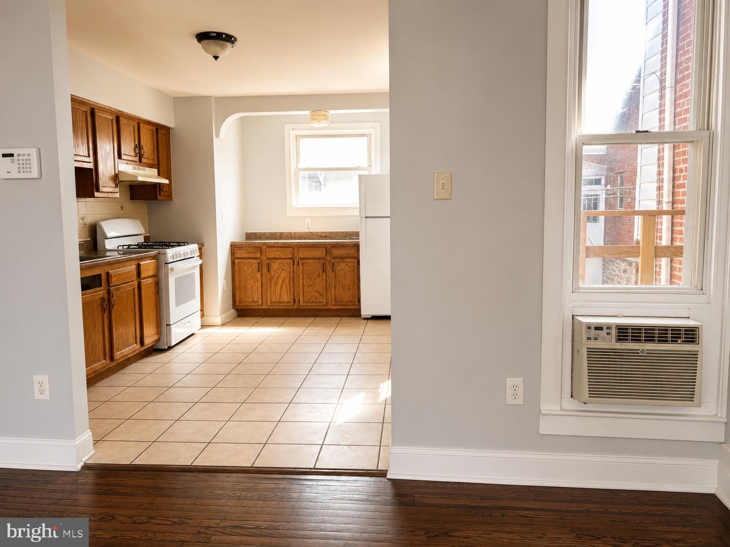 850 Bridge St Property Photo 6