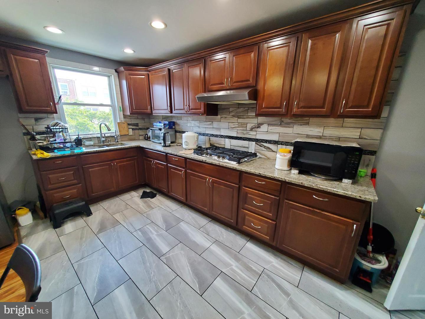 1053 Levick St Property Photo 9
