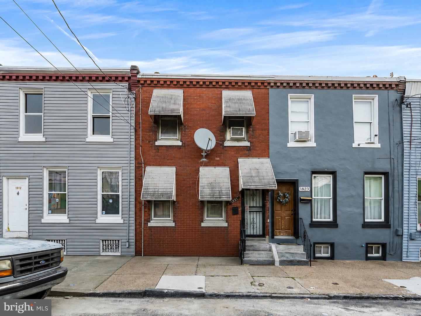 1821 E Sergeant St Property Photo 1