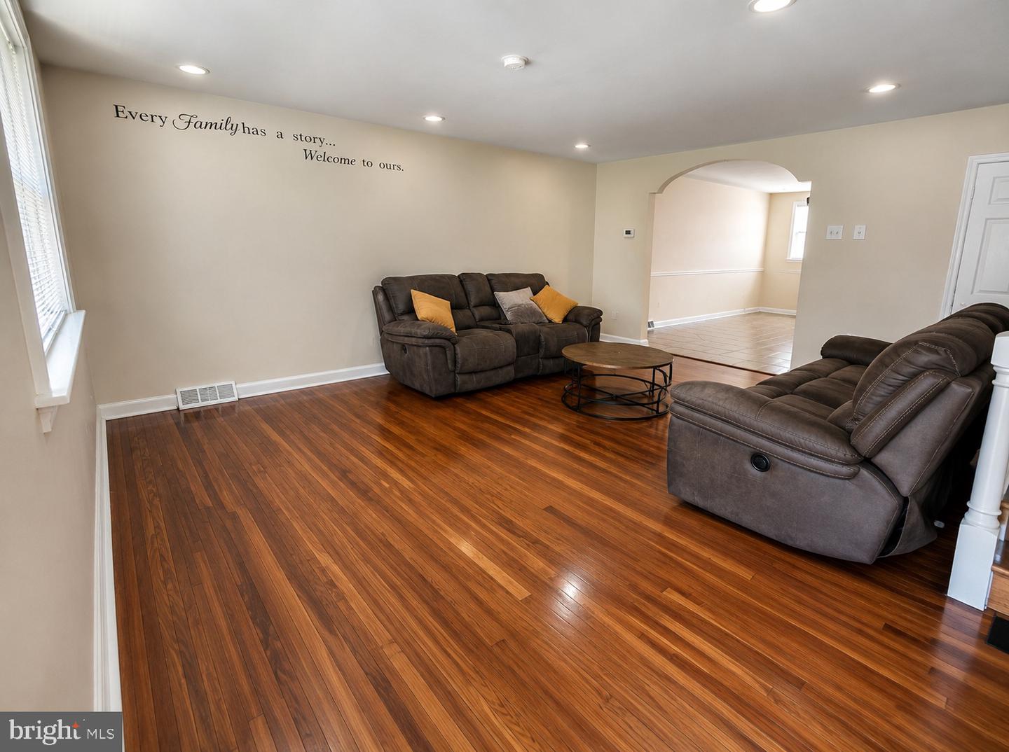 6032 Frontenac St Property Photo 4