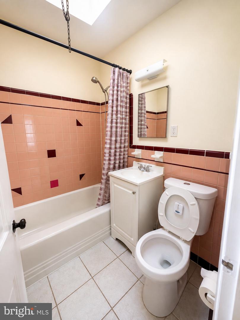 6032 Frontenac St Property Photo 9
