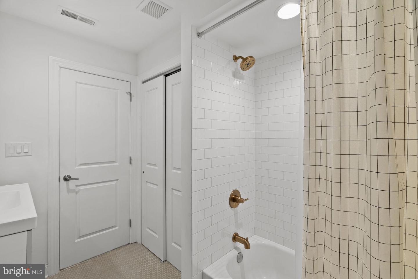 2338 E Fletcher St Property Photo 24