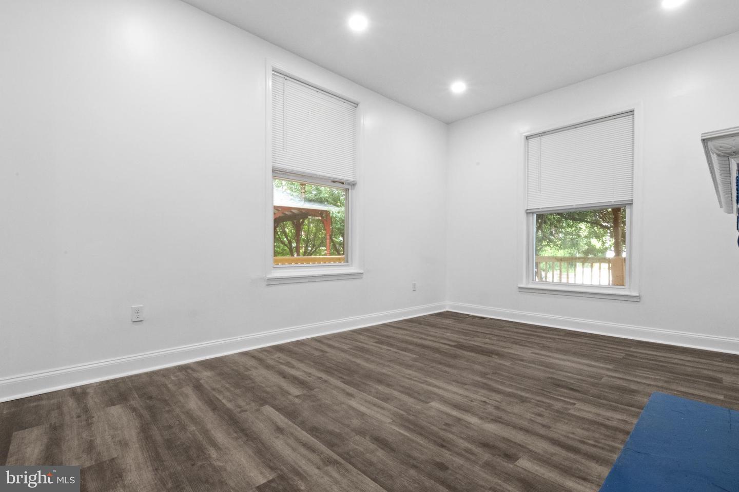 302 W Earlham Ter Property Photo 8
