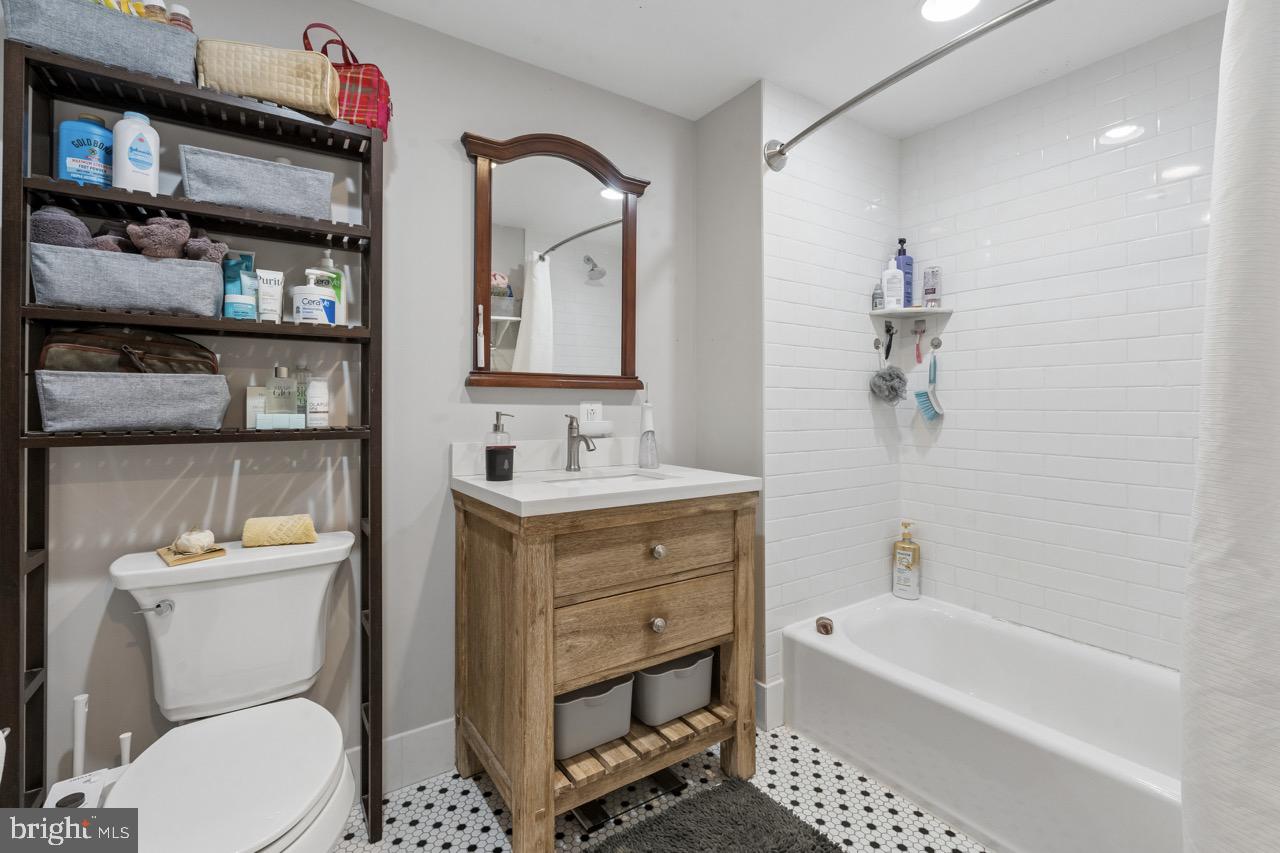 2139 Montrose St Property Photo 11