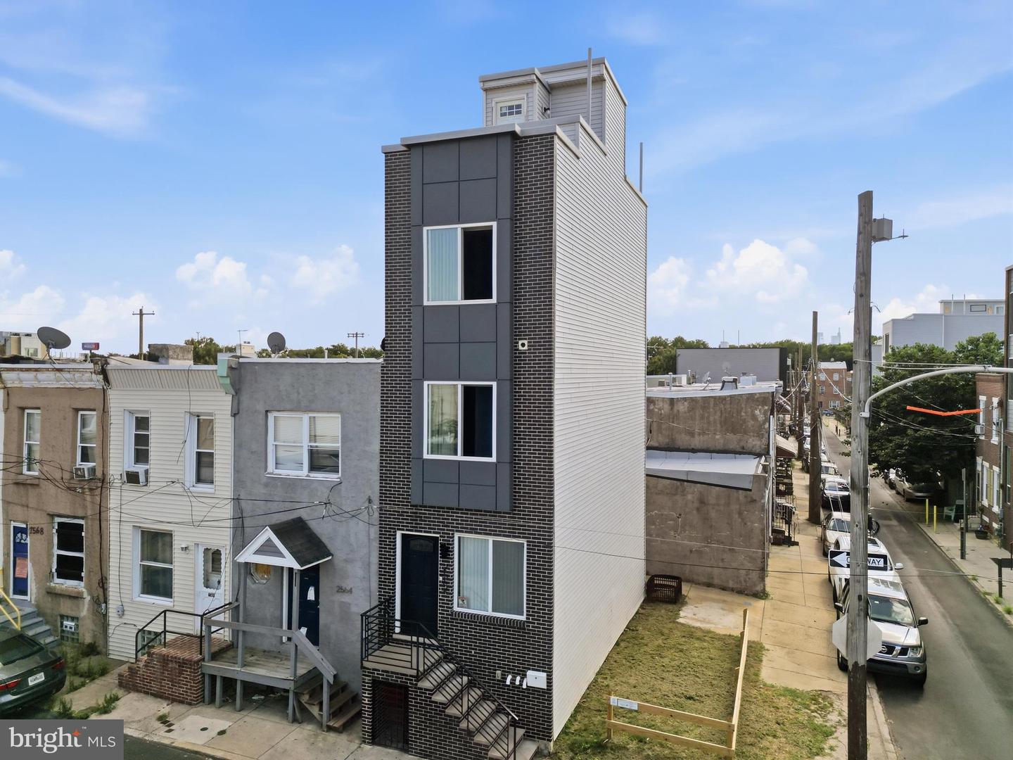 2562 E Auburn St Property Photo 2