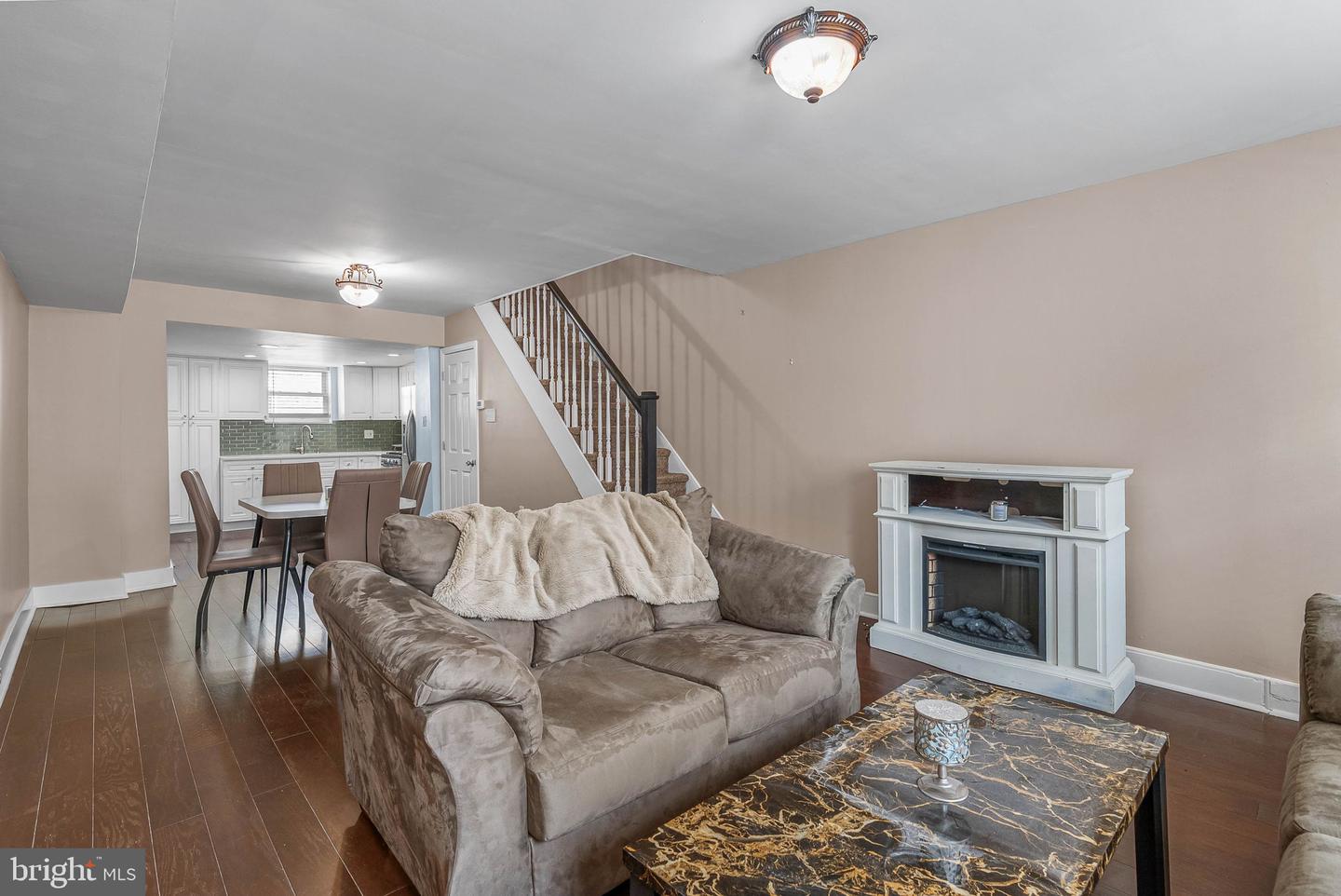 137 Sigel St Property Photo 3
