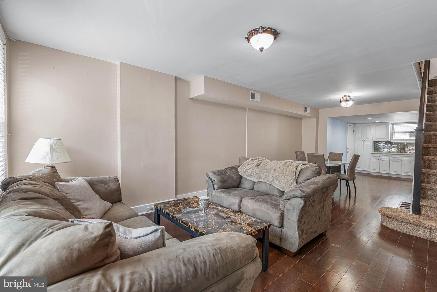 137 Sigel St Property Photo 4