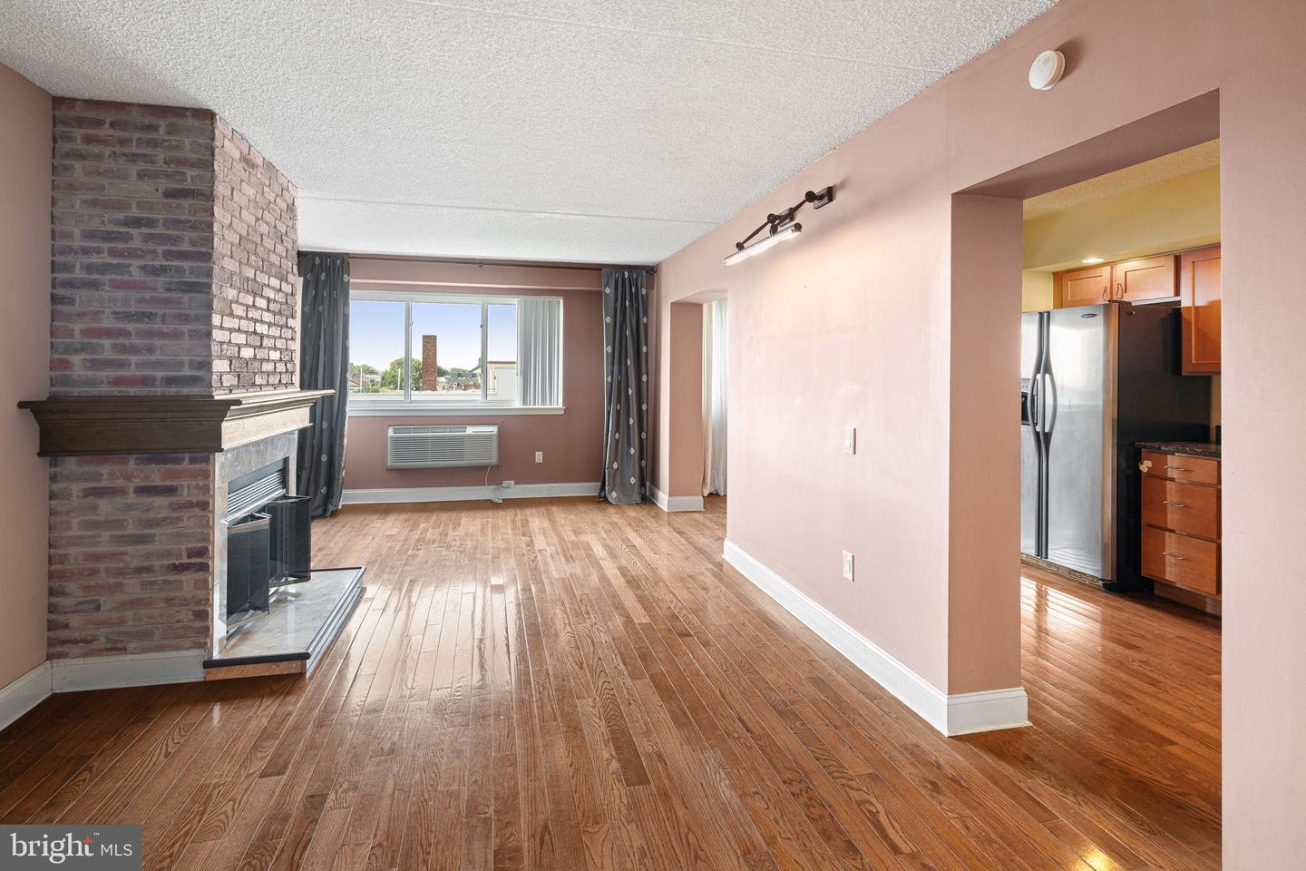 200-10 LOMBARD ST #732 Property Photo 1