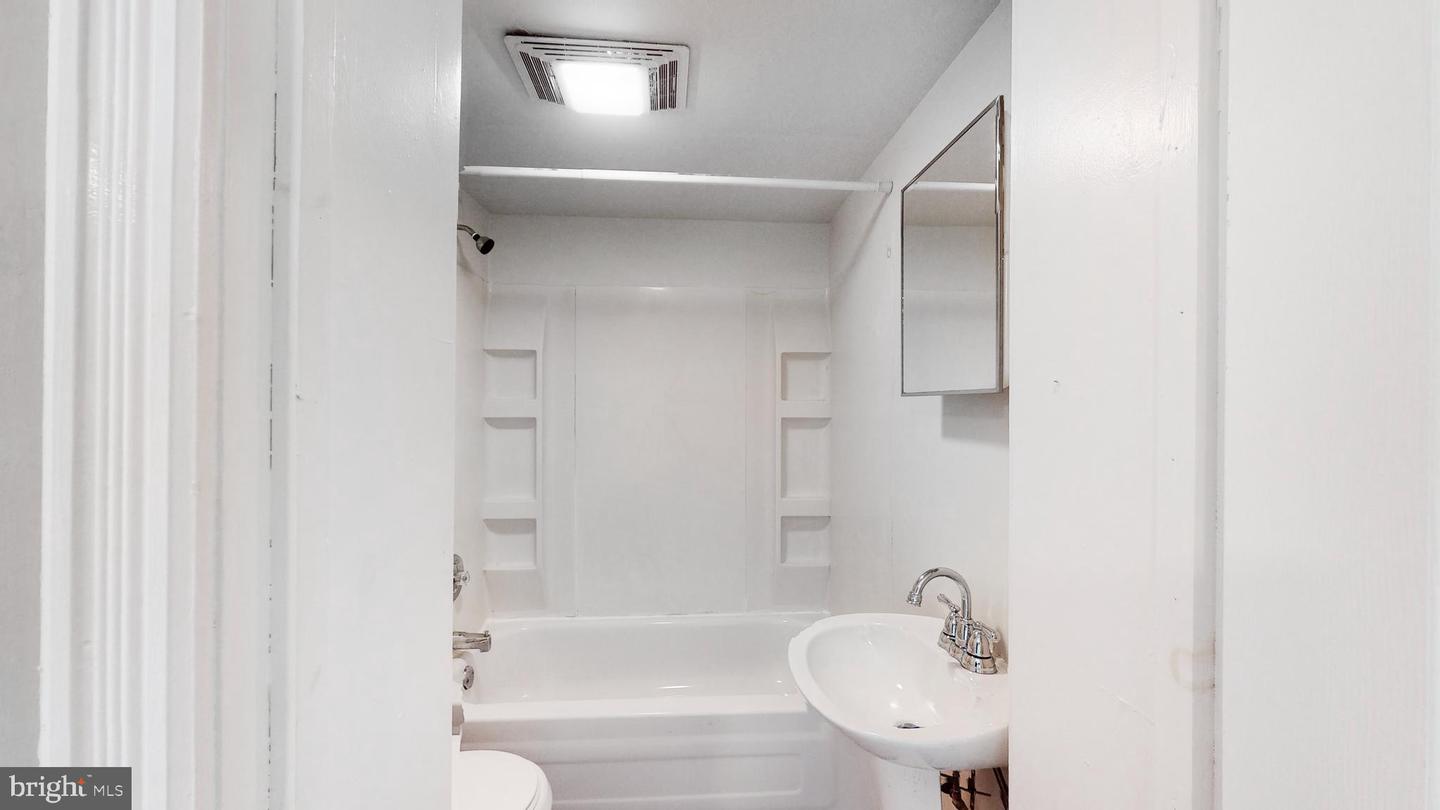 3927 Warren St Property Photo 10