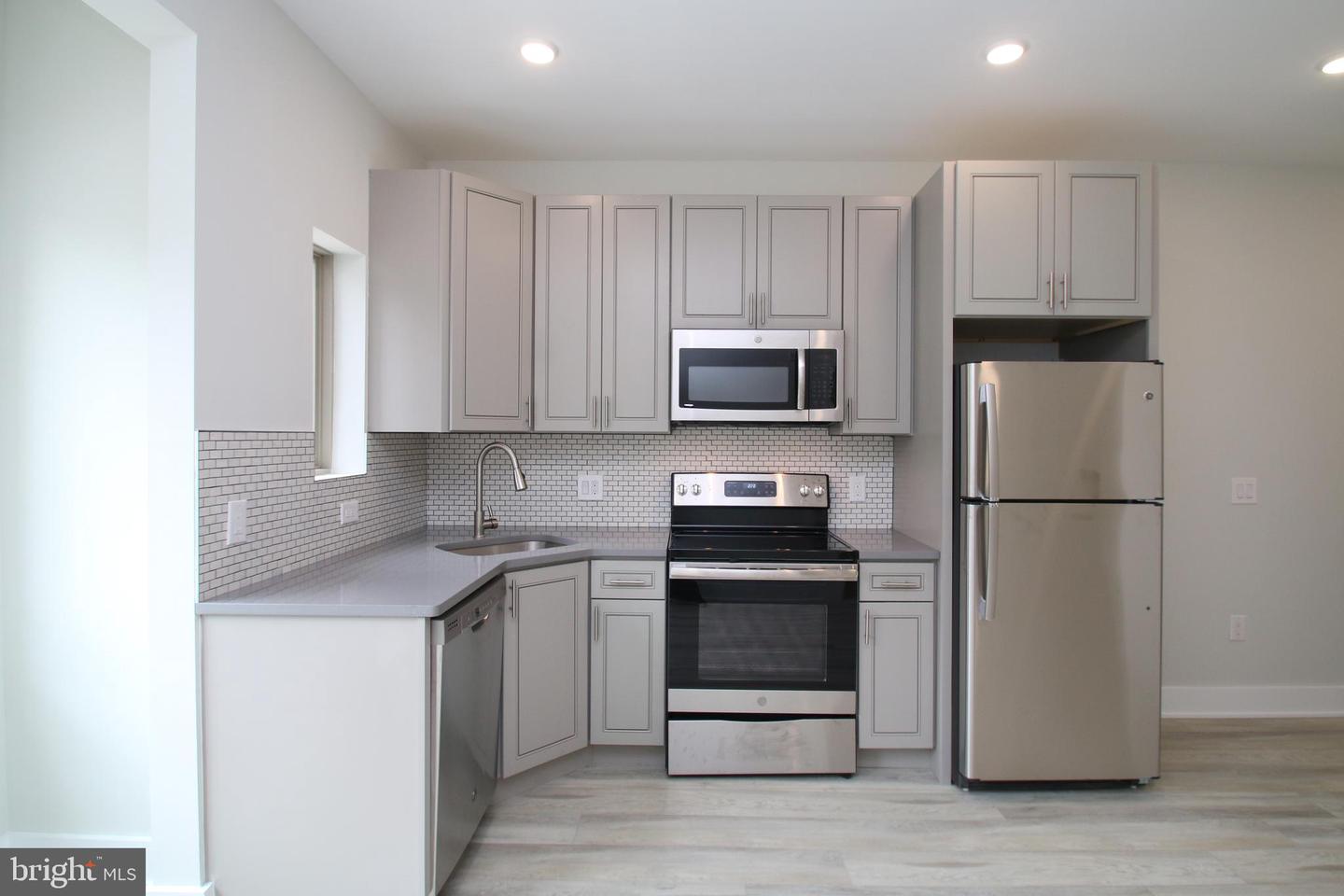 3718 HAVERFORD AVE #2R Property Photo 1