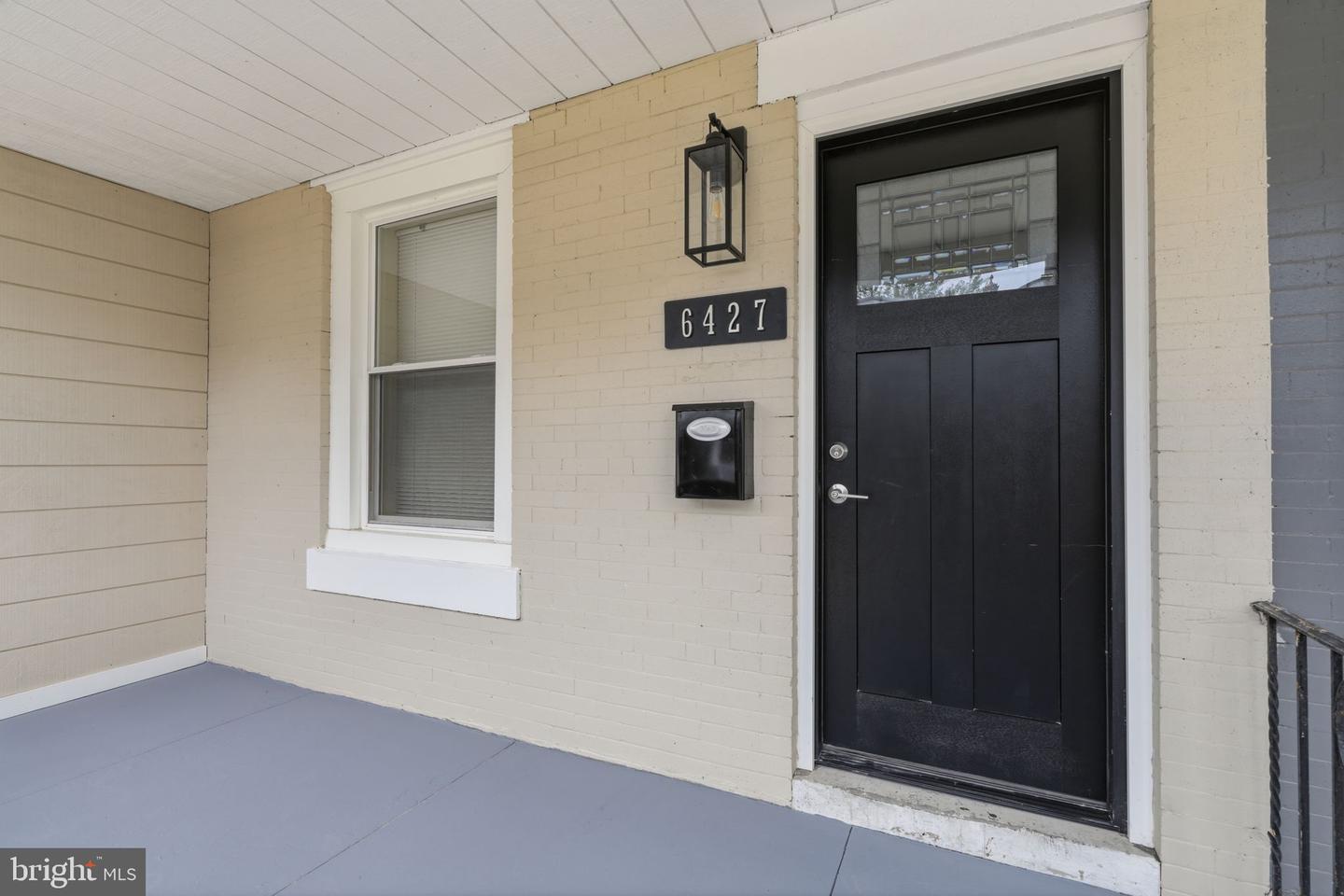 6427 N Woodstock St Property Photo 3