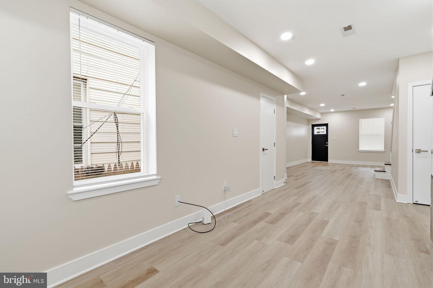 6427 N Woodstock St Property Photo 14