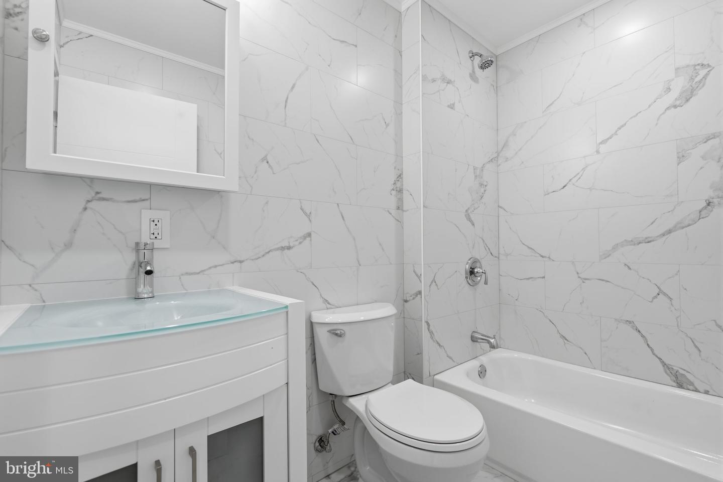 6427 N Woodstock St Property Photo 23