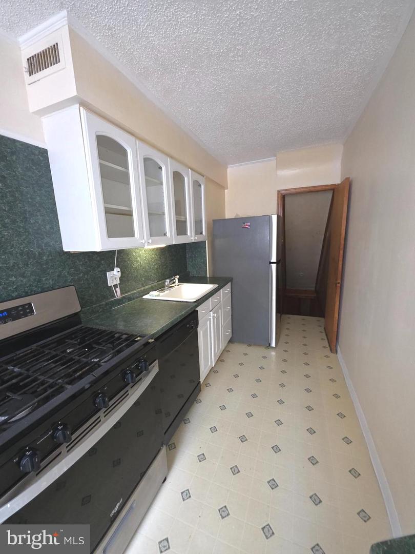 1039 E Cheltenham Ave Property Photo 6
