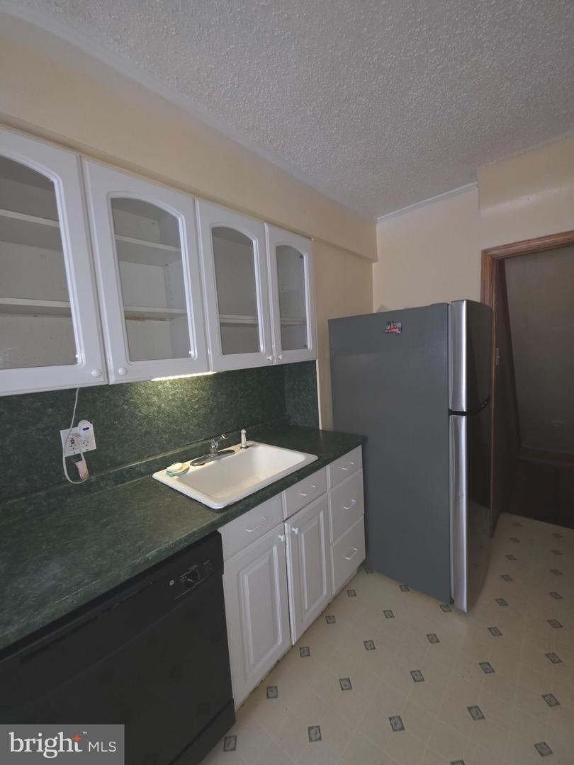 1039 E Cheltenham Ave Property Photo 7