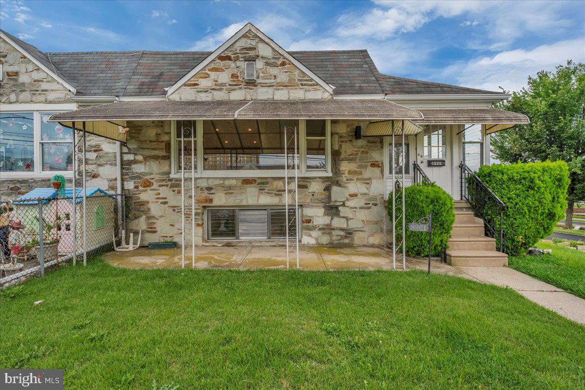 8901 Fairfield St Property Photo 1