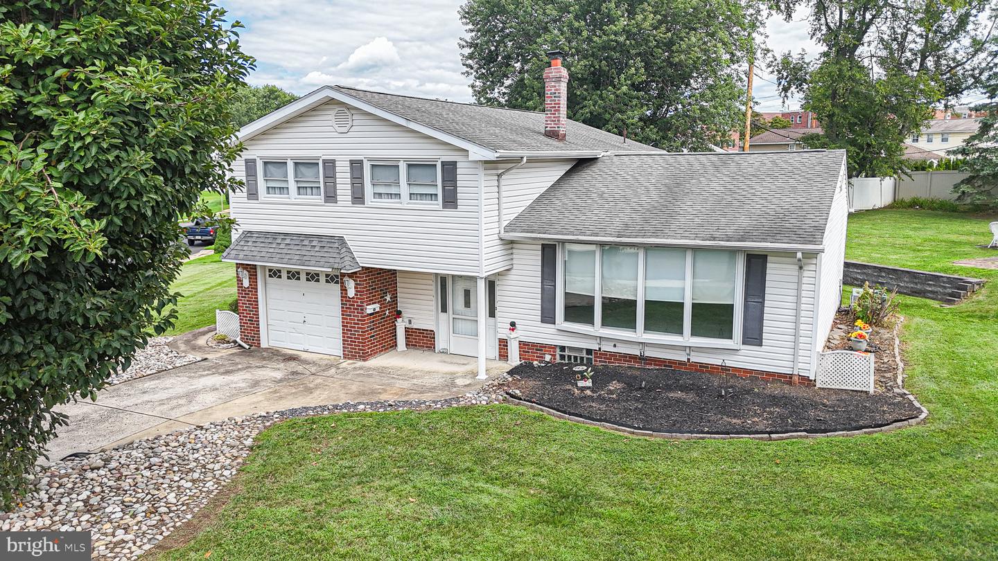 1103 Hedgerow Ln Property Photo 1