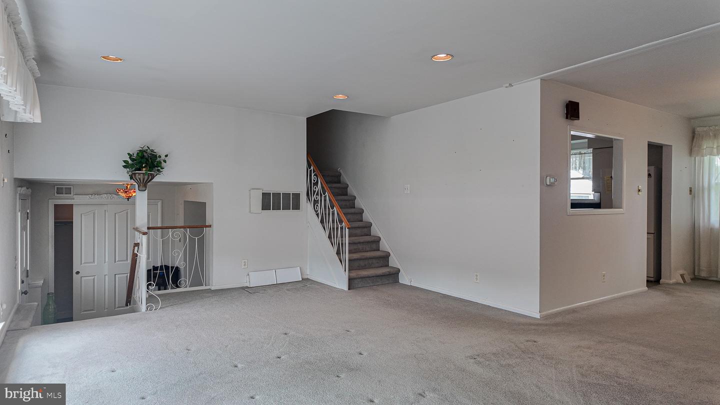 1103 Hedgerow Ln Property Photo 6